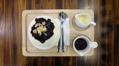 Ahşap masa üzerinde kırmızı fasulye-Korece tatlı ile Bingsu (Bingsoo) 