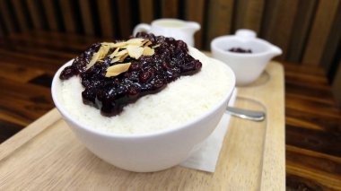 Ahşap masa üzerinde kırmızı fasulye-Korece tatlı ile Bingsu (Bingsoo) 