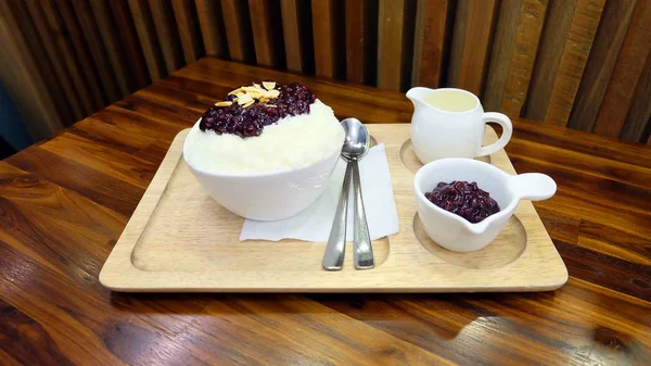 Bingsu (Bingsoo) med röda bönor-koreanska Dessert på trä bord — Stockfoto