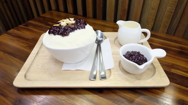 Бинсу (Бинсу) с красной фасолью и корейским десертом на деревянном столе — стоковое фото