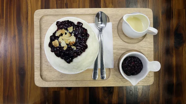 Bingsu (Bingsoo) con frijol rojo-postre coreano en mesa de madera — Foto de Stock