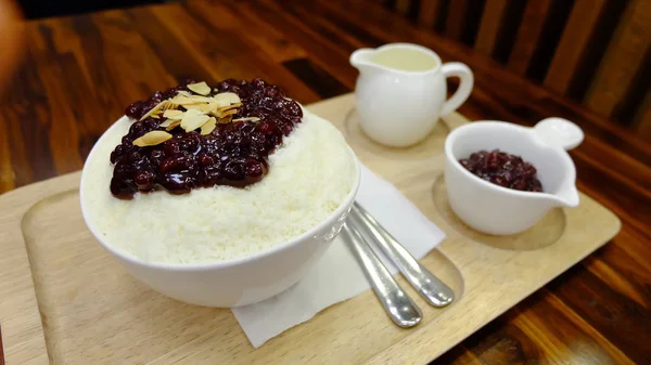 Bingsu (Bingsoo) med röda bönor-koreanska Dessert på trä bord — Stockfoto