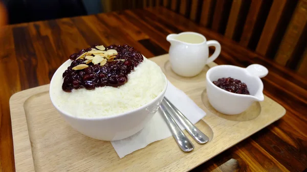 木製テーブルの上の赤い豆韓国デザートと Bingsu (Bingsoo) — ストック写真