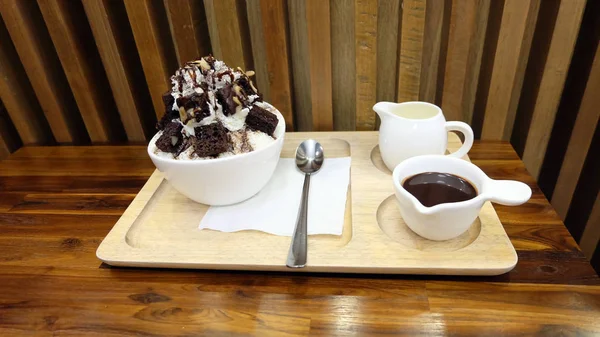 雪フレーク氷菓子と木製のテーブルにアイス Bingsu デザート ボウル チョコレートと甘いソースをトッピング — ストック写真