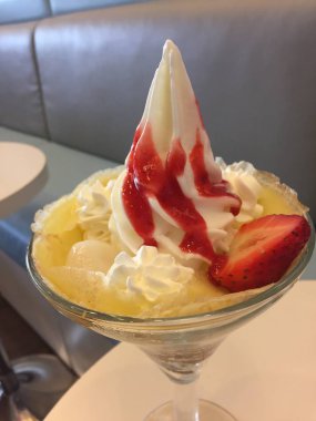 Yumuşak hizmet Dondurma Çilek Soslu masada krema ne arar 