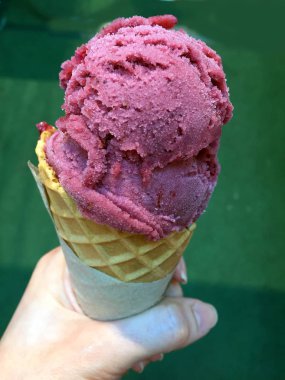 Meyve dondurma külahı düzenlenen Up için sıcak yaz 