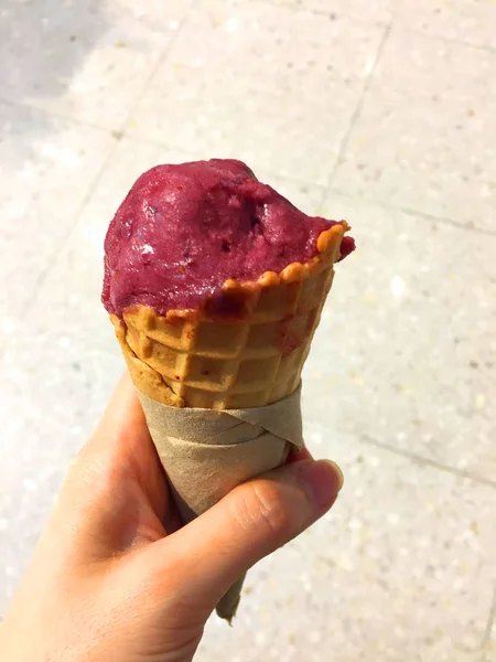 Cono de helado de frutas celebrado hasta el verano caliente —  Fotos de Stock