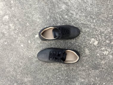 Beton zemin zemin üzerine eski siyah ayakkabı 