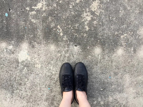 Black Shoes Standing on the Concrete Floor — Stock Photo, Image