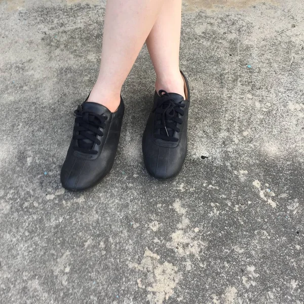 A betonon állva fekete cipő — Stock Fotó