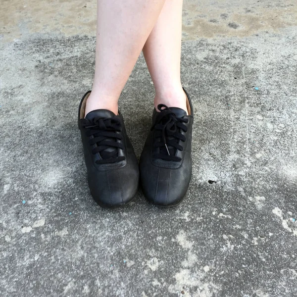 Black Shoes Standing on the Concrete Floor — Stock Photo, Image