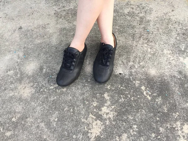 A betonon állva fekete cipő — Stock Fotó