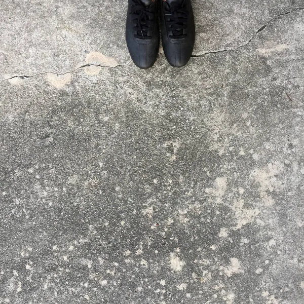 Black Shoes Standing on the Concrete Floor — Stock Photo, Image