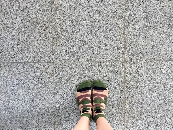 Селфи на фоне зеленого камуфляжа — стоковое фото