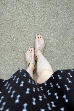 Toprak zemin üzerine altın sandalet ve elbise giyen Selfie Feet 