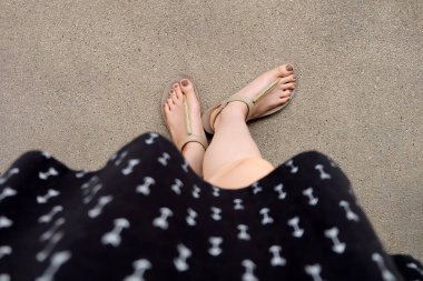 Toprak zemin üzerine altın sandalet ve elbise giyen Selfie Feet 