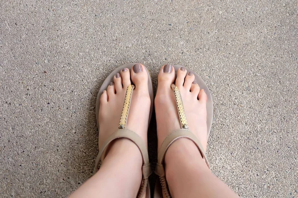 Close up of Feet and Legs Woman on Ground — Stock Photo, Image