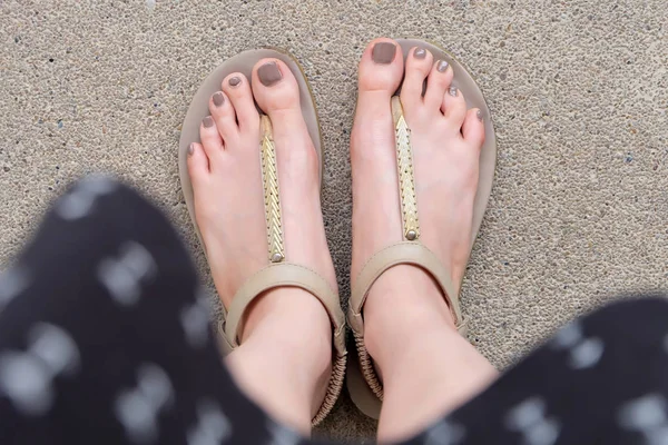 Pies selfie con sandalias de oro y vestido en el fondo de la tierra —  Fotos de Stock