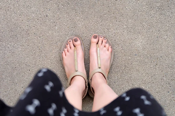 Pies selfie con sandalias de oro y vestido en el fondo de la tierra —  Fotos de Stock