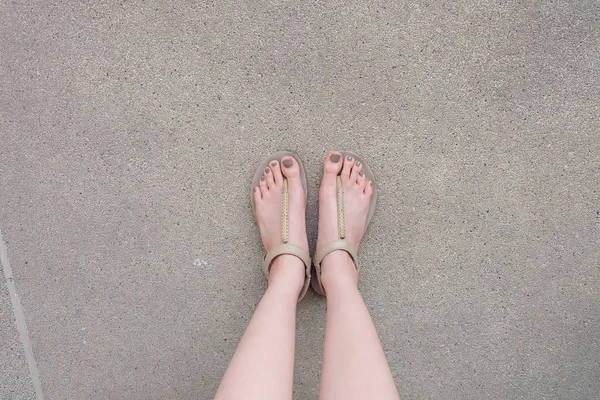 Nahaufnahme von Füßen und Beinen einer Frau auf dem Boden — Stockfoto