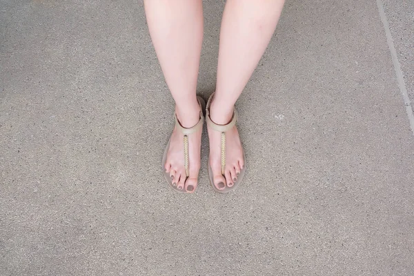 Közelkép a láb és a lábak nő a földön — Stock Fotó