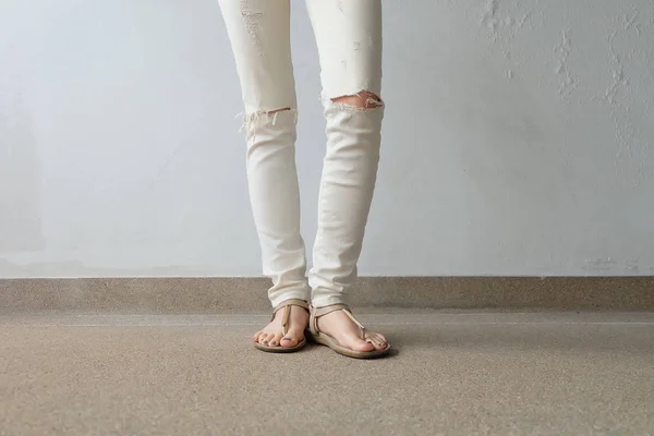 Woman Legs in Golden Sandals on Ground, Outdoor Background. — Stock Photo, Image