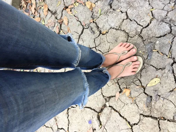 Selfie primer plano de los pies de la muchacha con sandalias de oro —  Fotos de Stock