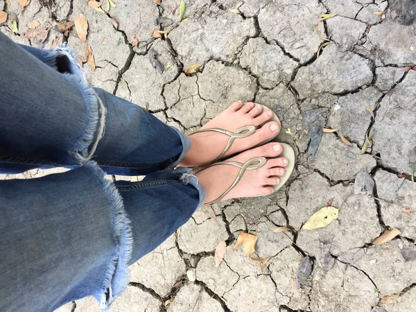 Selfie primer plano de los pies de la muchacha con sandalias de oro —  Fotos de Stock