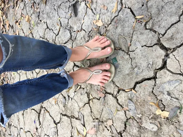 Selfie sluiten van Girl's voeten dragen gouden sandalen — Stockfoto