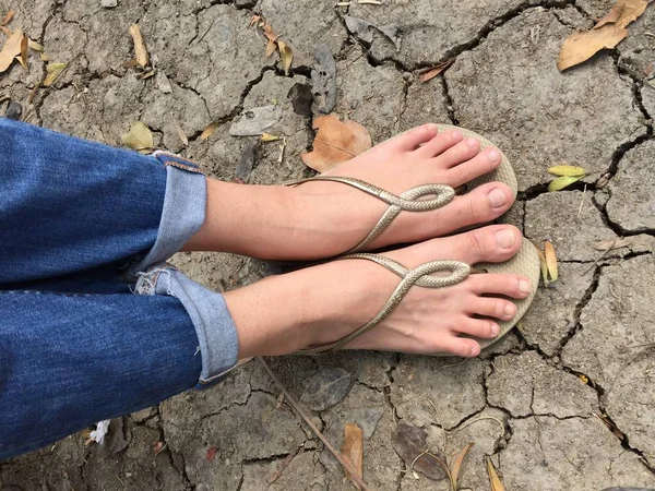 Selfie primer plano de los pies de la muchacha con sandalias de oro —  Fotos de Stock