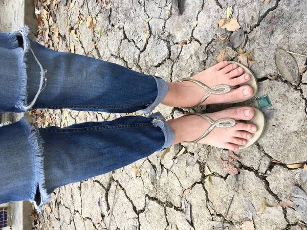 Selfie Close Up av flickans fötter bär guld sandaler — Stockfoto