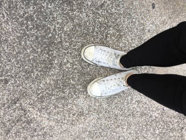 Sokakta beyaz spor ayakkabı giyen kadın, closeup fotoğraf 