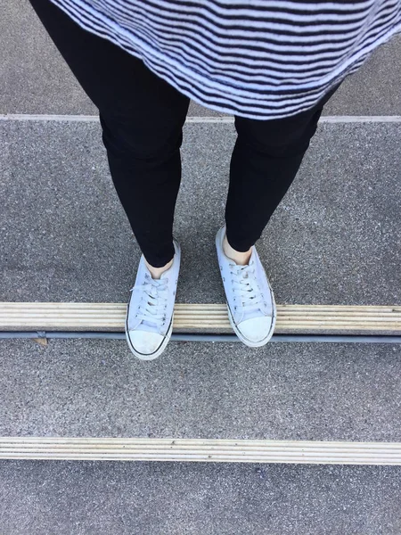 Närbild foto av från kvinna som bär vita Sneakers i gatan — Stockfoto