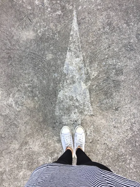 Närbild foto av från kvinna som bär vita Sneakers i gatan — Stockfoto