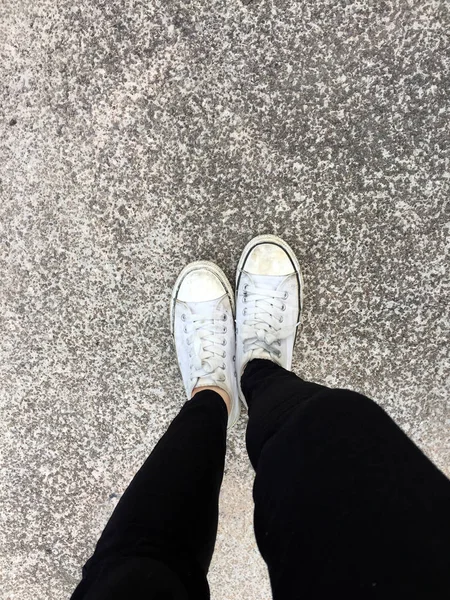 Foto de primer plano de la mujer que usa zapatillas blancas en la calle —  Fotos de Stock