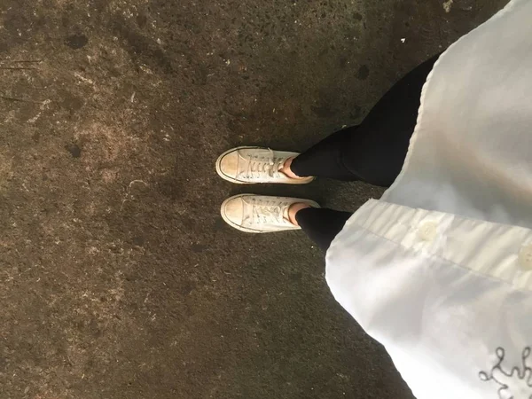 Vértes fotó a nő visel fehér cipők, az utcán — Stock Fotó
