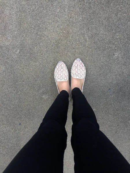 여자의 발 바닥에 직물 샌들을 착용의 클로즈업 — 스톡 사진
