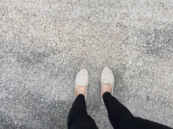 Close Up Of Girl 's Feet vestindo sandálias de tecer no chão — Fotografia de Stock