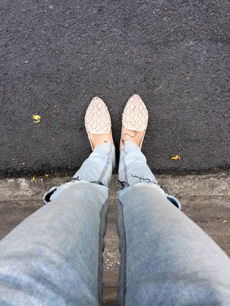Zblízka dívčí nohou nosí sandály vazba v zemi — Stock fotografie