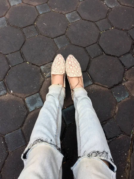 Крупним планом Дівчата ноги носити сандалі в землі — стокове фото