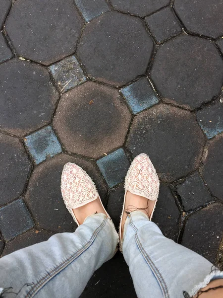 여자의 발 바닥에 직물 샌들을 착용의 클로즈업 — 스톡 사진