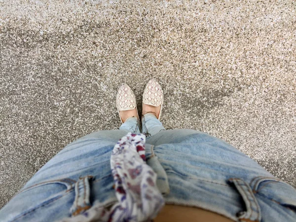 Close Up di piedi della ragazza che indossa sandali tessitura nel terreno — Foto Stock