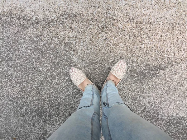 Toprağa örgü sandalet giyen kızın ayak yakın çekim — Stok fotoğraf
