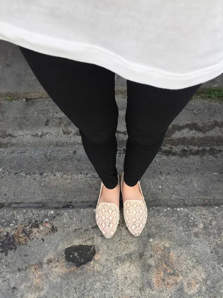 Close Up Of Girl 's Feet Wearing Sandals In The Ground — стоковое фото