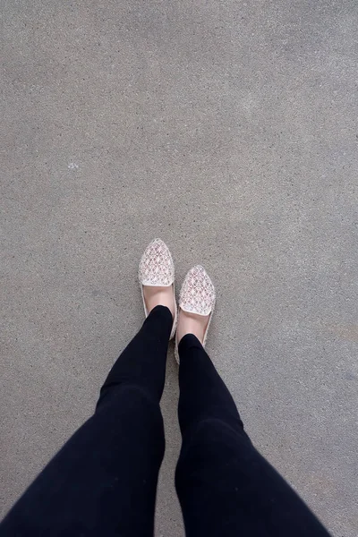 Close Up Of Girl 's Feet Wearing Sandals In The Ground — стоковое фото