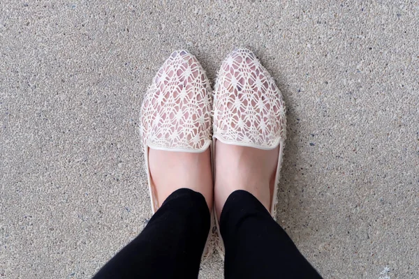 Close Up Of Girl 's Feet Wearing Sandals In The Ground — стоковое фото