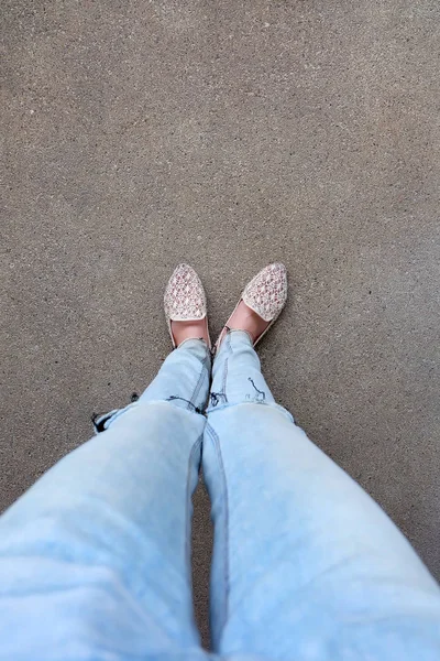 Primer plano de los pies de la muchacha que usa sandalias de tejido en el suelo — Foto de Stock