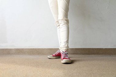 Beton zemin zemin üzerine kırmızı spor ayakkabı giyen kadın, closeup fotoğraf