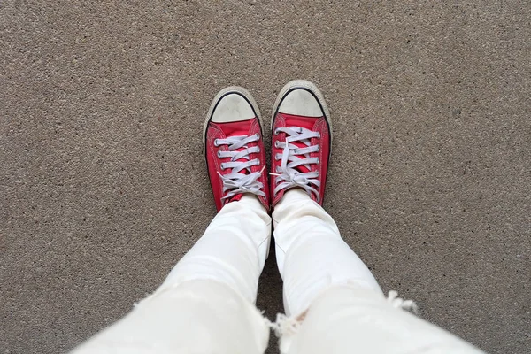 Selfie pies usando zapatillas de deporte rojas en el fondo de hormigón —  Fotos de Stock