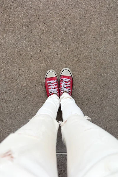 Selfie fötter bär röda Sneakers på betonggolv bakgrunden — Stockfoto